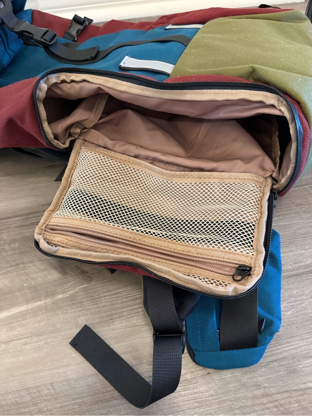Teal & Burgundy Colorblock Men's Travel Backpack 38L - Picture 5 of 8
